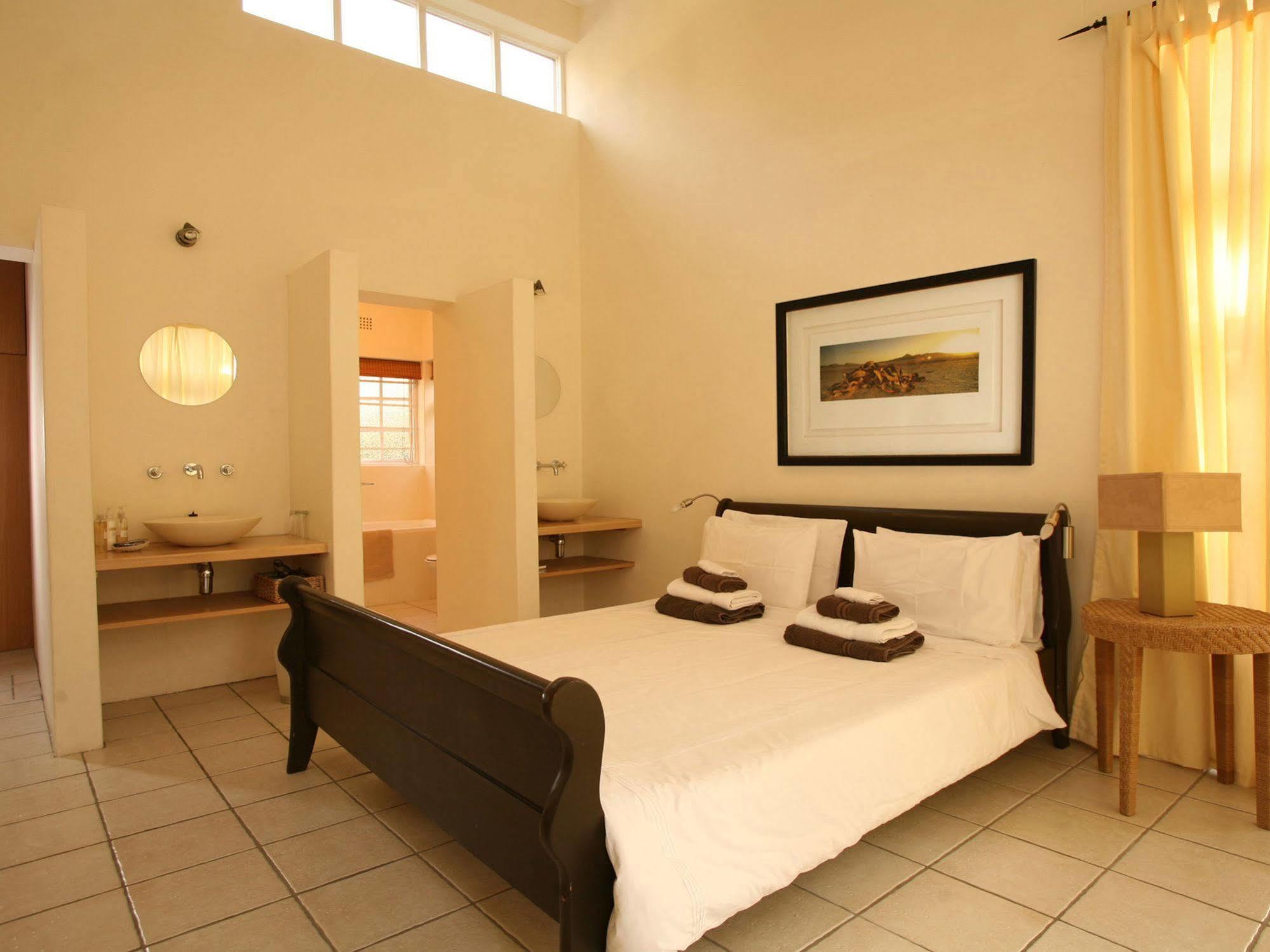 Art Gallery Guest House - Thandekayo Hout Bay Εξωτερικό φωτογραφία
